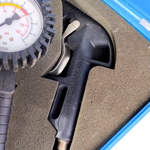 Compresor de Aire 12V con Valija Celeste y Accesorios - imagen 5