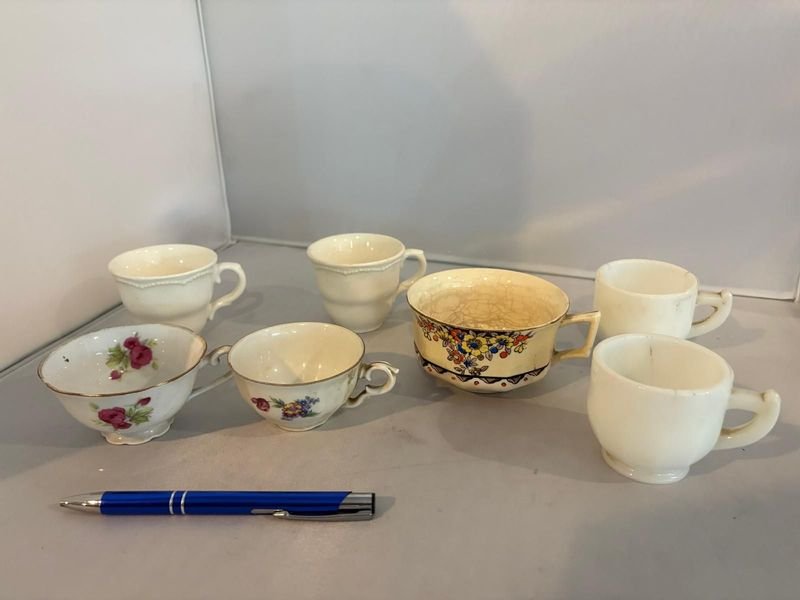 Lote siguiente: Tacitas de porcelana blanca con diseños coloridos