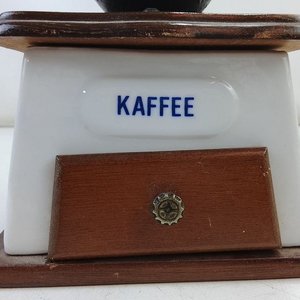 Antiguo Molino de Café Manual con Cuerpo de Cerámica y Base de Madera - imagen 5