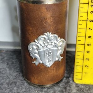 Cigarrera Antigua Forrada en Cuero con Flor de Lis y Escudo - imagen 4
