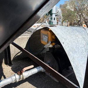Tanque de Agua Cónico Nueva Era 1000 Lts con Base Metálica y Bomba de Agua - imagen 3
