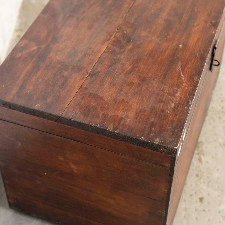Baúl de madera con fisura y detalles en la superficie - imagen 3