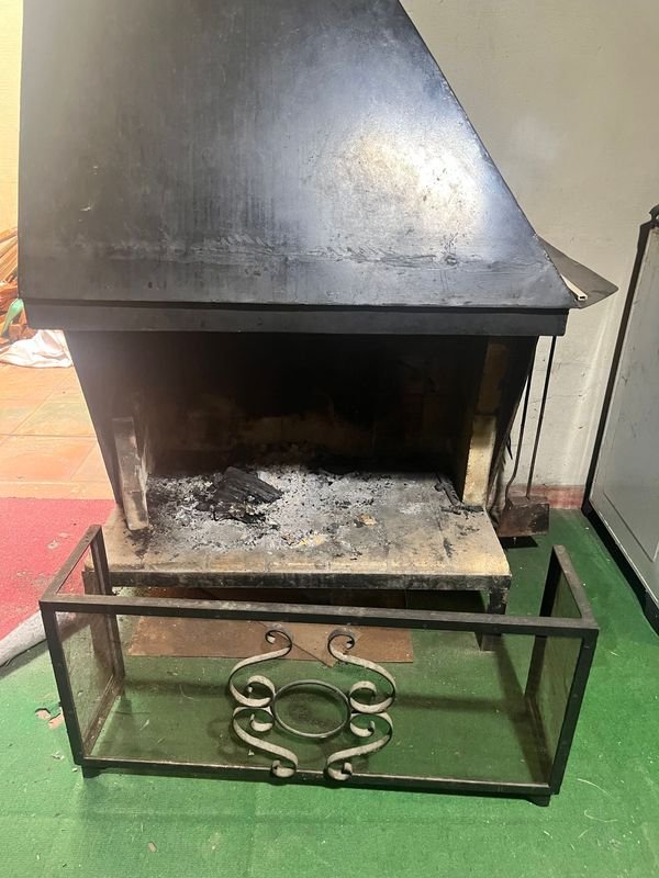 Lote siguiente: Estufa de chapa con chispeador y palitas