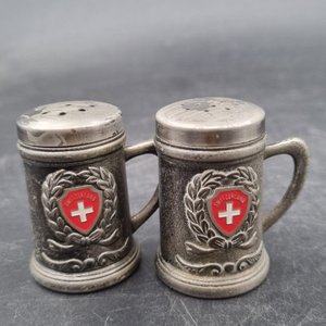 Salero y Pimentero Metálicos Estilo Jarra Cerveza con Escudo Suizo - imagen 3