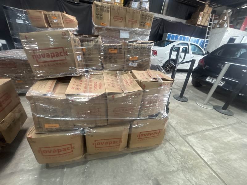 Pallet con 25 Cajas de Envases Plásticos Transparentes