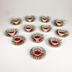 Lote anterior: Juego de 24 Pocillos de Café y Platillos de Porcelana Japonesa con Escenas Románticas