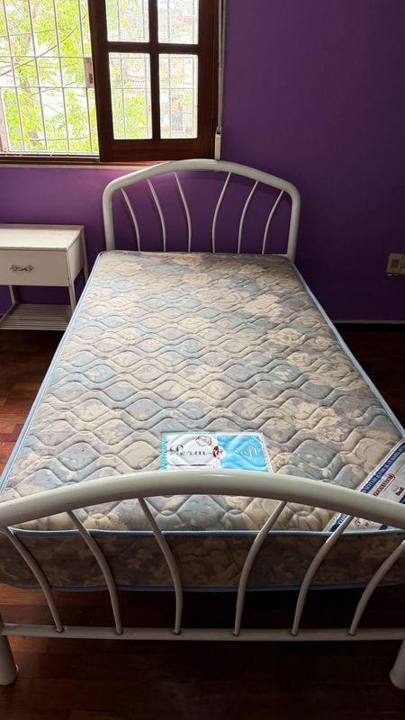 Cama de Plaza y Media en Caño con Colchón Perm-a-Soft