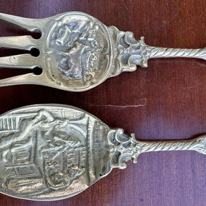1 par de utensillos decorativos en bronce macizo de gran tamaño y peso conmemorativos de holanda (tenedor vaca con granjero evocando la vida rural y la agricultura, con un molino en su otro extremo y un escudo heraldico, cuchara evoca una escena en un meson o taberna lugares tipicos de las zonas rurales en los siglos 16 y 17) - imagen 2