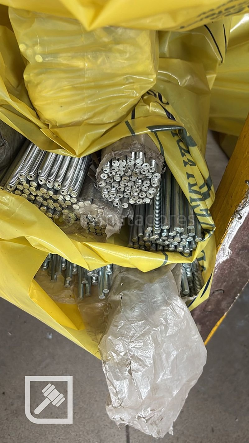 Lote de Tornillos y Tuercas Metálicas