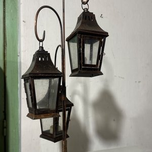 Lote anterior: Candelabro de pie con tres faroles estilo antiguo