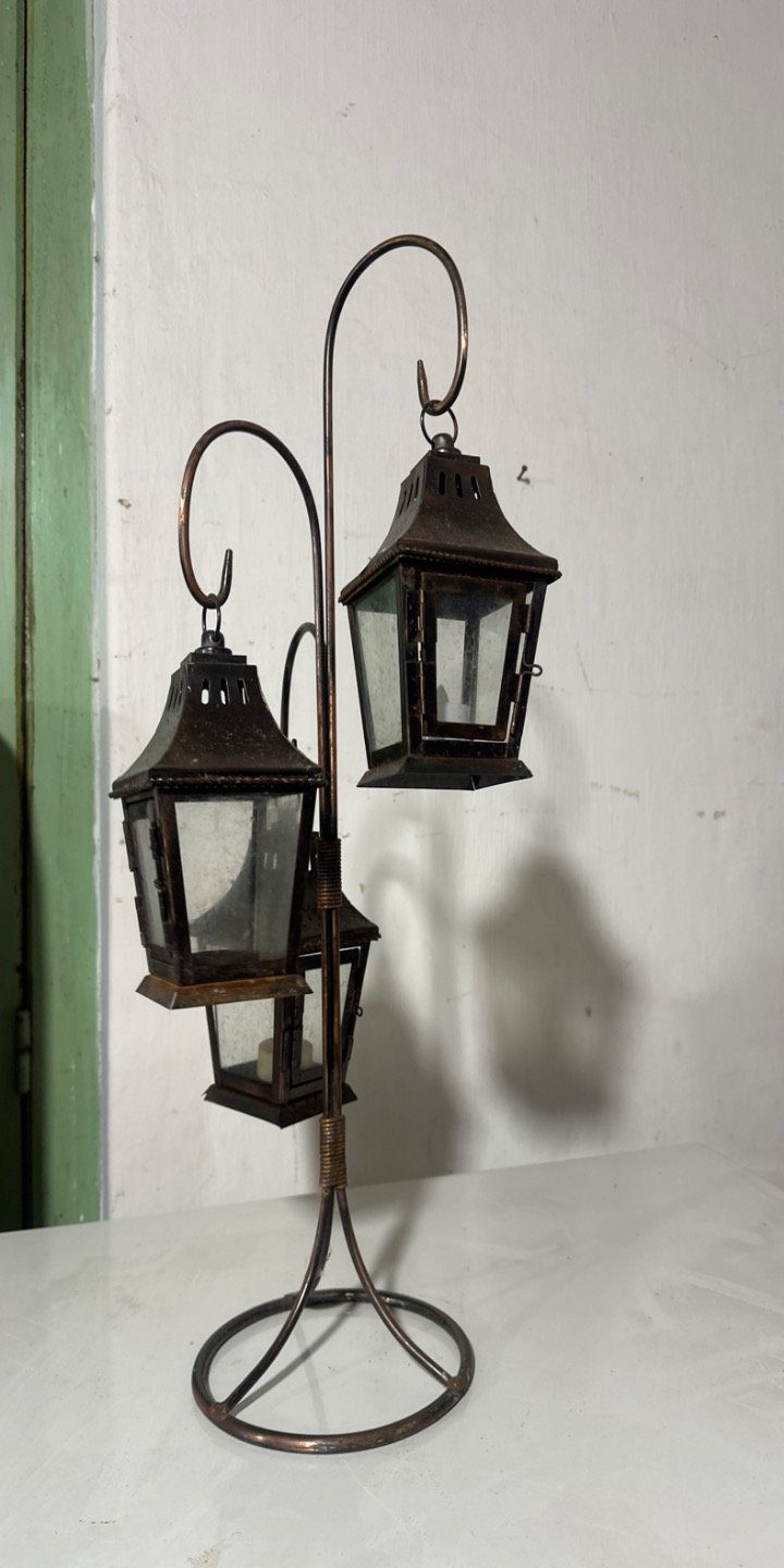 Candelabro de pie con tres faroles estilo antiguo