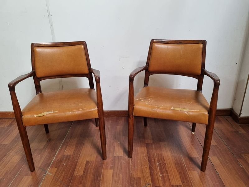 Sillas de Cuero en Buena Condición