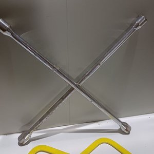 Juego de Herramientas: Llave Cruz, Pinzas y Arcos de Sierra - imagen 4