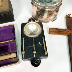 Lote de Adornos Religiosos y Objetos Vintage: Cruz, Caja Alhajera, Jarrita y Más - imagen 5