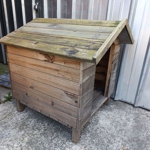 Cucha de Madera Maciza para Mascota con Techo a Dos Aguas - imagen 2