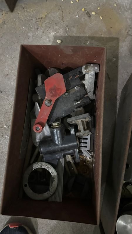 Herramientas y objetos en cajas metálicas - imagen 5