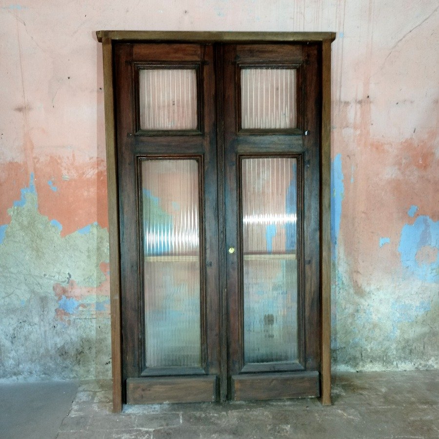 Lote siguiente: Puerta antigua de dos hojas vidriadas con marco, falleba y cerrojo