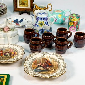 Lote de Pocillos, Platos Decorativos, Lechera y Jarritas Cerveceras Vintage - imagen 2