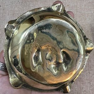 Par de Ceniceros Antiguos de Bronce con Relieve Figurativo - imagen 2