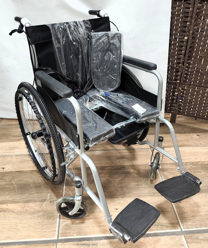 Silla de ruedas plegable con sanitario y frenos - imagen 4