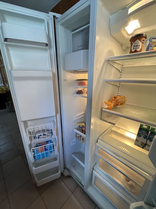 Gran heladera marca White Westinghouse con freezer 2 puertas - imagen 5