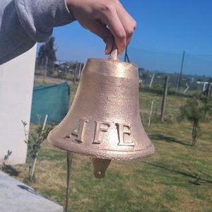 Campana Antigua de Bronce con Inscripción AFE - imagen 2