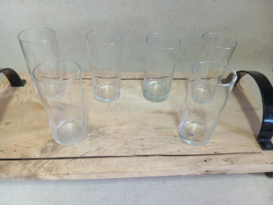 Mesa de madera con seis vasos de vidrio - imagen 6