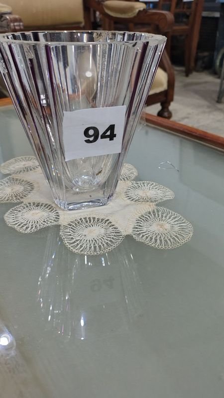 Florero de vidrio con diseño flutado y carpeta de papel - imagen 3