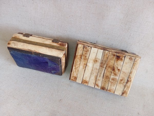 Dos alhajeros estilo baúl de madera tallada - imagen 5