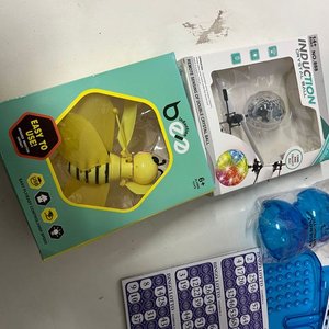 Pack de 4 Juguetes Infantiles: Mochila Monstruo, Bingo, Abeja Voladora y Bola de Cristal - imagen 6