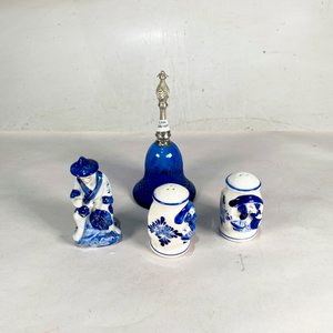Llamador Azul, Salpimenteros Cerámicos Orientales y Figura "Anciano" Oriental - imagen 2