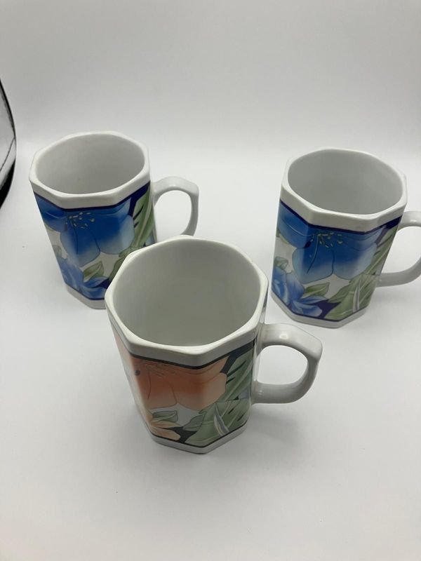 Juego de 3 Tazas de Porcelana Octogonales con Flores - imagen 1