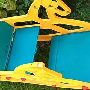 Balancín infantil con figura de caballo, asiento y apoyos - imagen 7