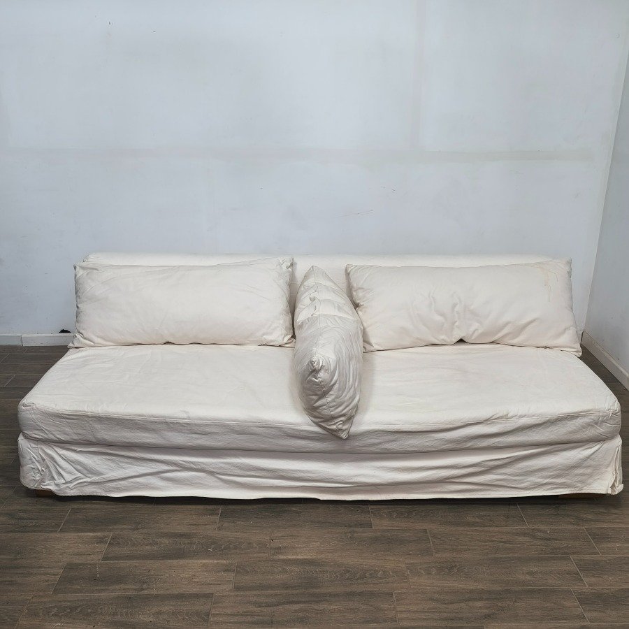 Sillón tipo camastro tapizado en Jean blanco con almohadones y patas de madera