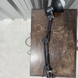 Lámpara de Escritorio Negra con Brazo Extensible y Abrazadera - imagen 4