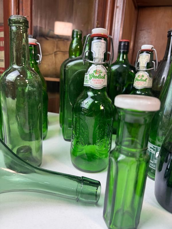 Colección de botellas y vasos de vidrio verde - imagen 3