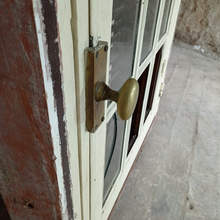 Ventana antigua con hoja batiente y postigos en cedro - imagen 5