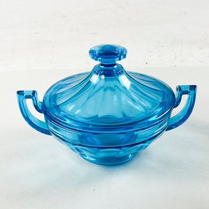 Lote siguiente: Caramelera de Vidrio Azul con Asas y Tapa