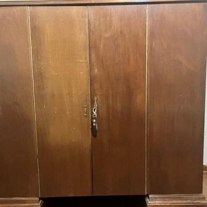 Lote siguiente: MUEBLE ADAPTADO-TIPO ESCRITORIO CON PUERTAS