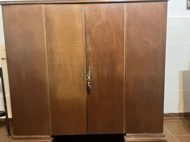 Mueble Escritorio Adaptado con Puertas y Llaves