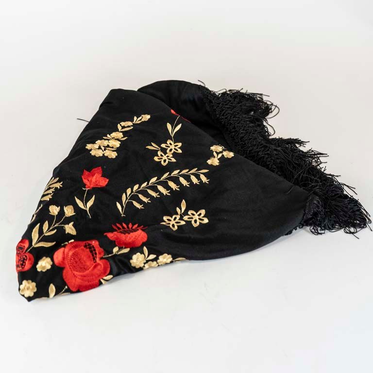 Lote anterior: Manton manila bordado con estampado de rosas rojas
