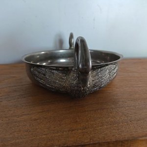 Centro de Mesa Decorativo con Cisnes en Metal Plateado - imagen 3