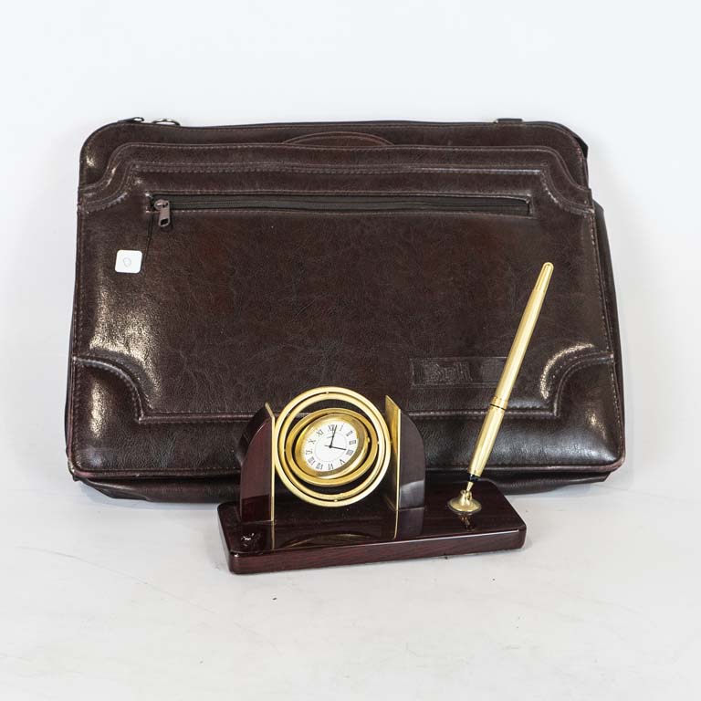 Lote anterior: Adorno para escritorio: reloj (no se probó se vende a la vista), lapicera y portafolio  - Medidas: 43x23 y 20cm 