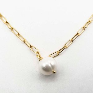 Lote siguiente: Cadena de Plata con Baño de Oro y Colgante de Perla de Río