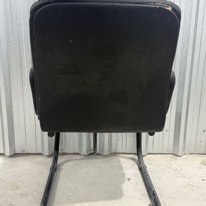 Silla de Oficina Tapizada en Cuero Negro con Estructura Metálica - imagen 6