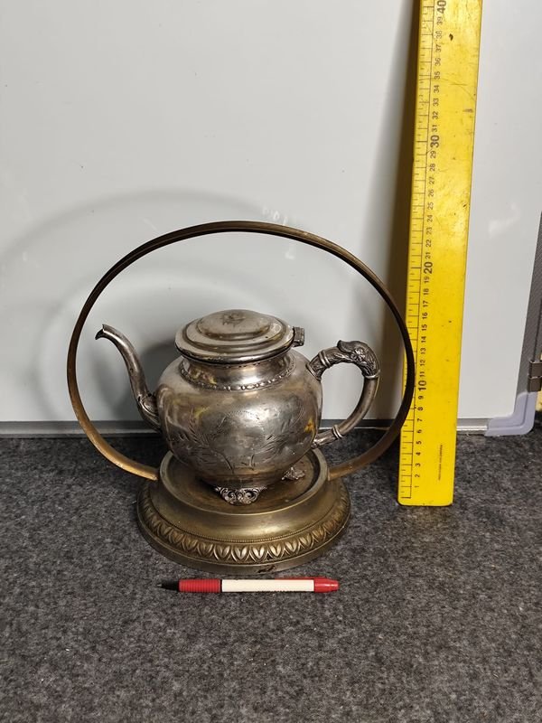 Jarra Antigua de Bronce y Metal con Base Decorativa