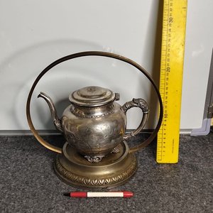 Lote siguiente: Jarra Antigua de Bronce y Metal con Base Decorativa
