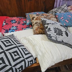 Lote de 16 Almohadones Variados: Diseños Florales, Geométricos y Patchwork - imagen 3