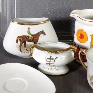 Bandeja de Vidrio y Vajilla Antigua: Lechera, Taza, Floreros y Platito - imagen 3