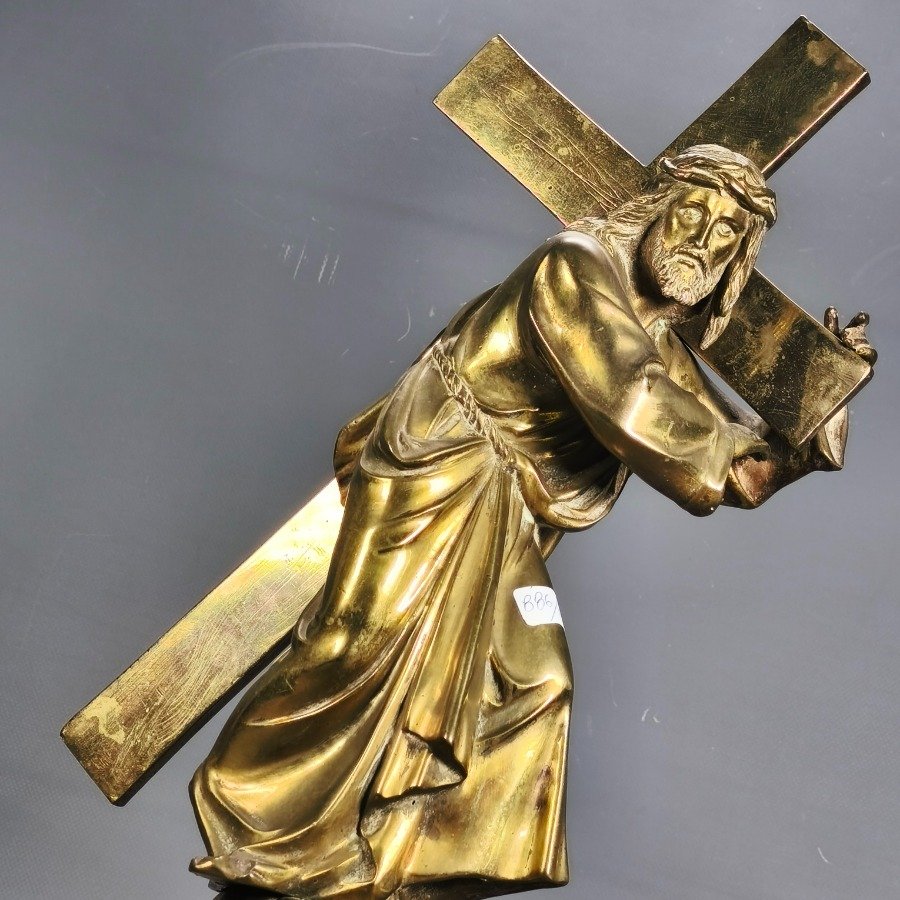 Estatua de bronce de Jesús cargando la cruz - imagen 6